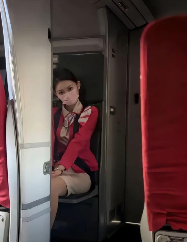 空姐这眼神是什么意思？