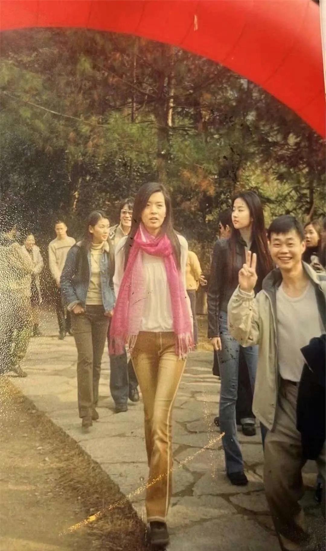 2002年，刘亦菲被路人拍到。