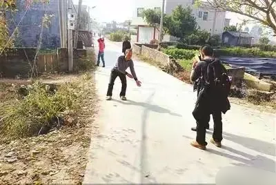 “好心扶他，他却要我赔20万，我只能以死证清白！”广东，一铲车司机回家途中，发现