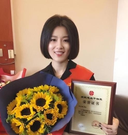 许艾菲在大学二年级时参加了一次关于骨髓捐赠的活动。她被患者故事深深触动，立刻填写