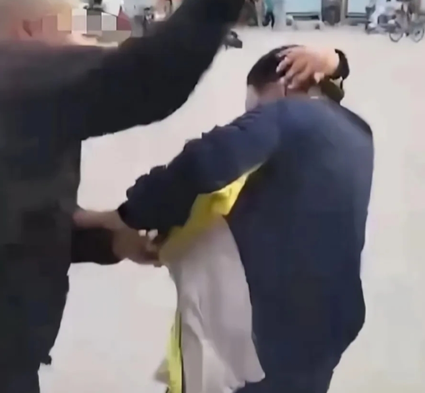 事情发生之后不久打人男子被警方拘留，同时男孩的妈妈也对媒体哭诉，称那个成年男子之