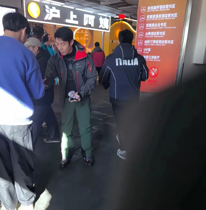 散贝宁春节后外出游玩被偶遇，穿黑色羽绒服搭配墨绿色裤子，帅气依旧！
与网友合影拍