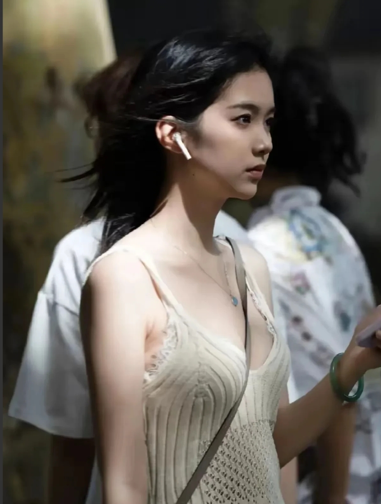 这个美女确实漂亮，比明星还美，真的是百看不厌。