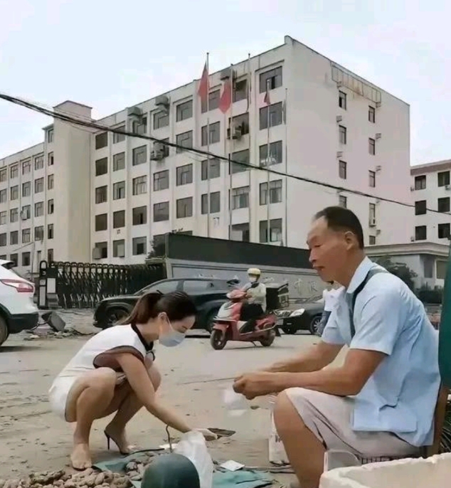 这天，一个穿得挺清凉的小姐姐遇到了个卖菜的大叔。为了不让衣服走光，她就蹲下来慢慢