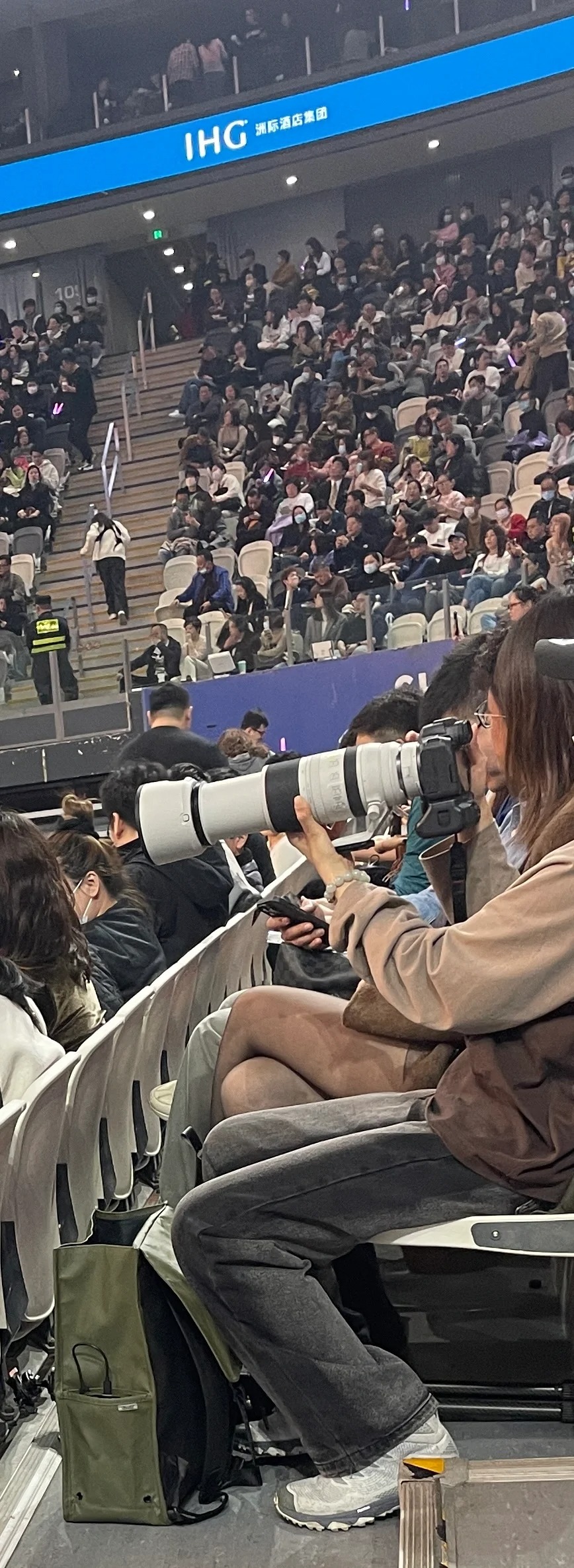 今晚的安检真不严，这个都可以带进来了
就看着慢慢的在组装，结果是这么大的一个家伙