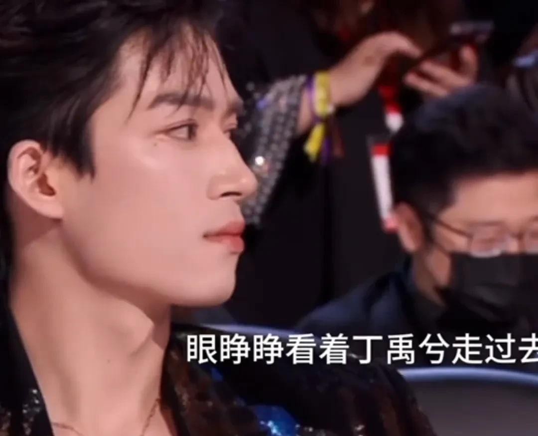 王星越看丁禹兮接虞书欣笑开花

                        