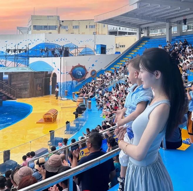 万万没有想到，世界上竟然有这么漂亮的妈妈！[赞][赞]