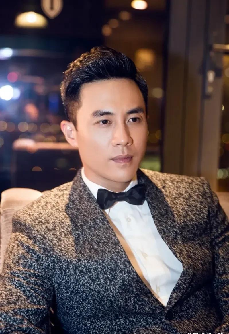 主持人询问杜淳：“你父母对你择偶有没有什么标准？”杜淳回答道：“我爸没什么标准，但是我妈有。