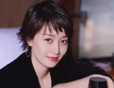 说起姚笛，她的演艺事业似乎一直卡在复出这道坎上，有人猜测这背后或许和她与马伊琍的