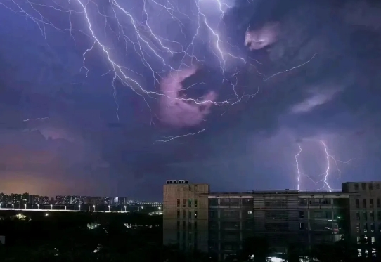就在 9 月 5 日凌晨，海口的夜空被“摩羯”搅得电闪雷鸣。这个家伙可不好惹，它