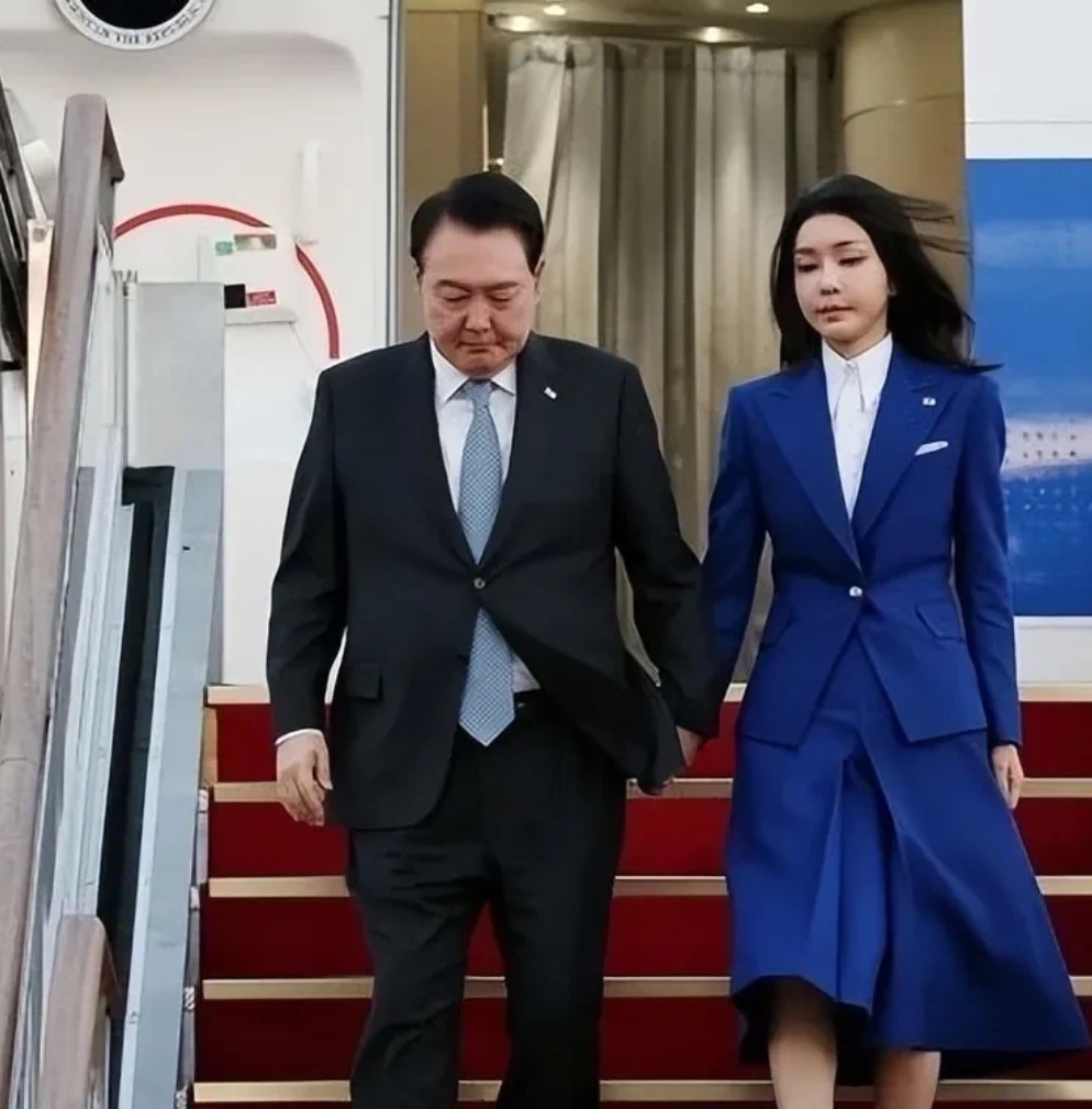 冲冠一怒为红颜，尹总之前为了金皇后就动用了三次总统特权，为了护妻这次硬是直接下了