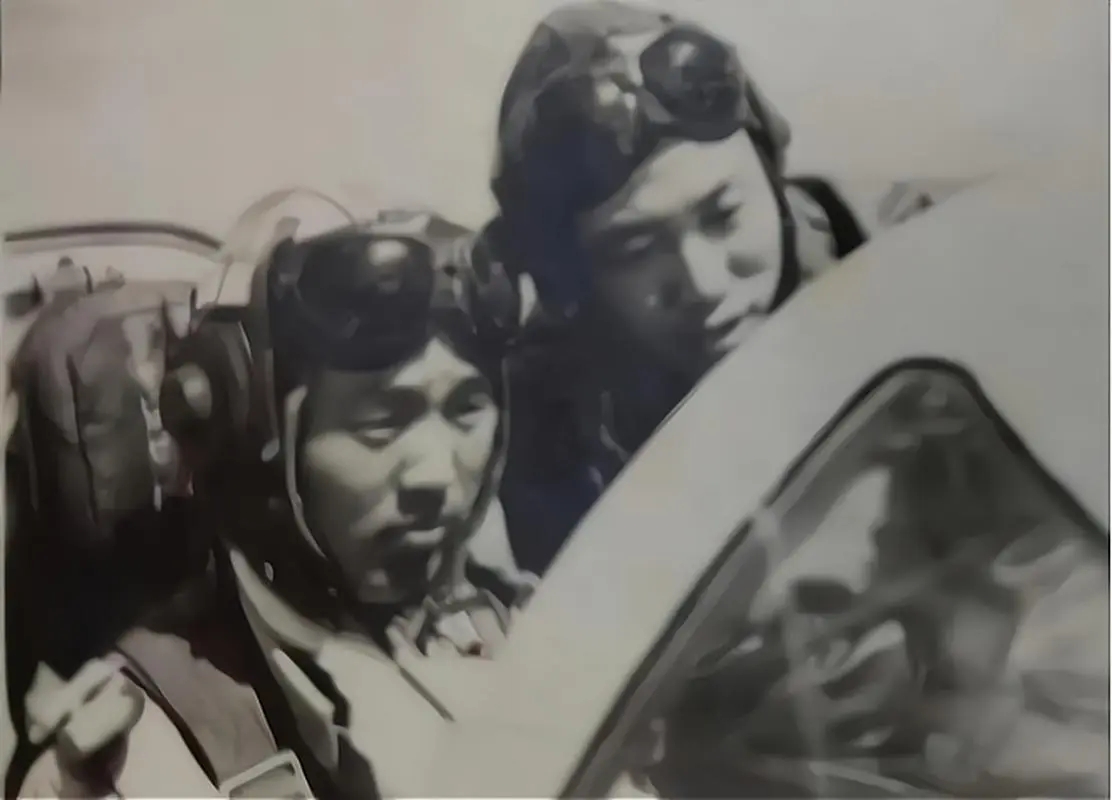 1953年，一架台湾军机返回金门途中，领航员突然掏出手枪，对准飞行员的脑袋，大声
