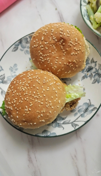 我们村一个男的不能生，但他怕伤自尊，一直不肯承认，就天天打骂媳妇，说她不会生。最