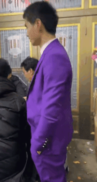 因为大家都在装！
其实，在外面也就是个挡车工，一个月也就6000块钱，可是，过年