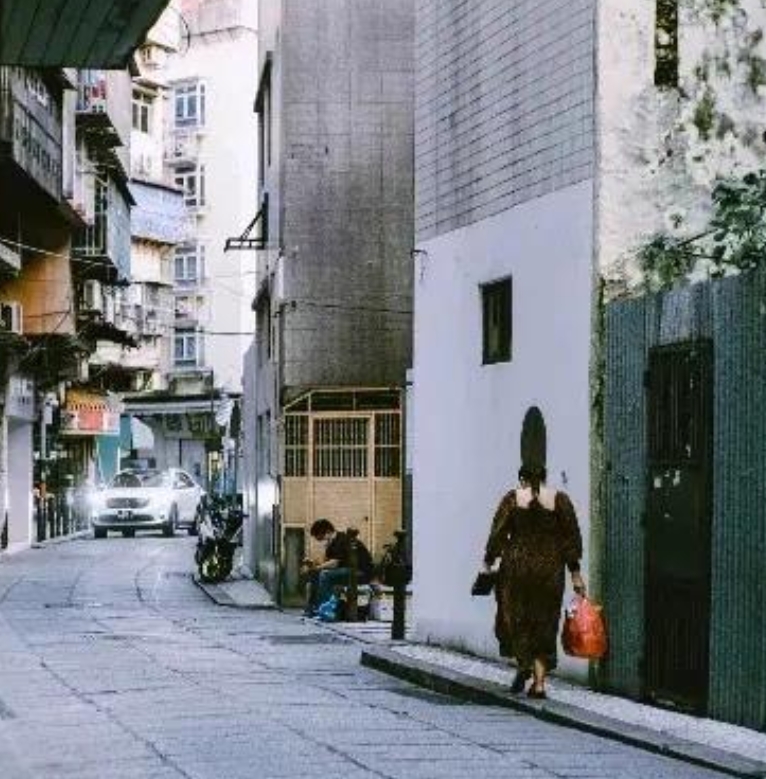 因为大姑子离婚了，过年要来我家住，我没同意，公婆就把我们赶出来了，把房子给了大姑