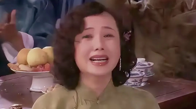 大宅门。白玉婷喜欢戏子万筱菊，白景琦和家族人商量，同意她嫁给了万筱菊的照片。后来