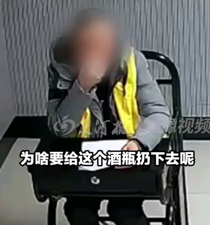 湖北男子在18楼家中偷偷喝酒，媳妇回来了，男子赶紧把酒瓶从窗户扔去出，砸到楼下的