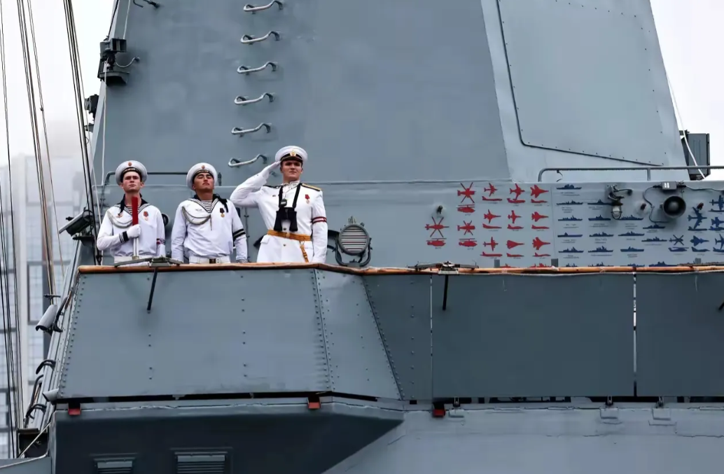 俄军把中国055大驱和歼-10C轮廓战机印在军舰上。

俄海军一艘排水量2100