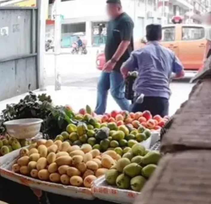 广东韶关，一水果店主称因接孩子，只能暂时空着店，可回来后却发现门口的几箱水果都不