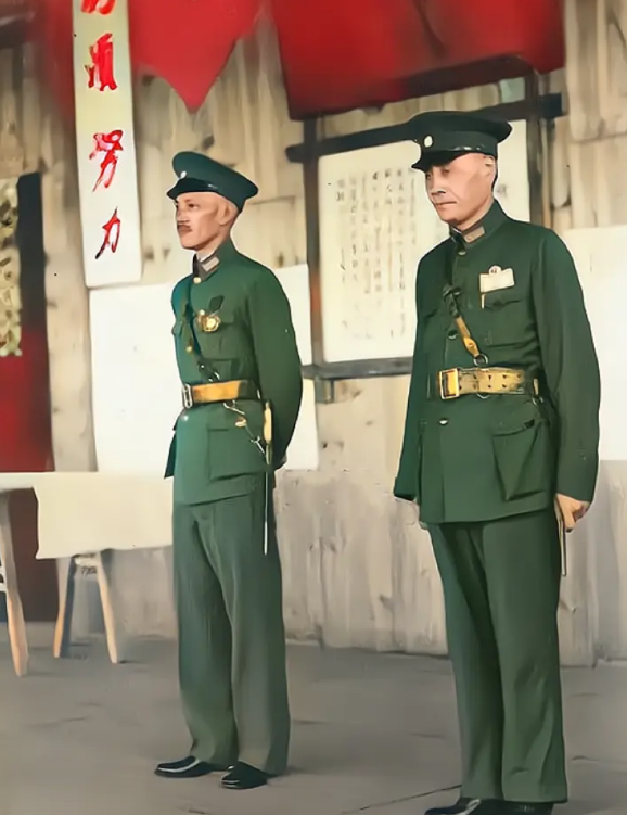 蒋校长和四川军阀刘湘，这俩人当年可是拍过合影的，照片里刘湘那叫一个意气风发，当时