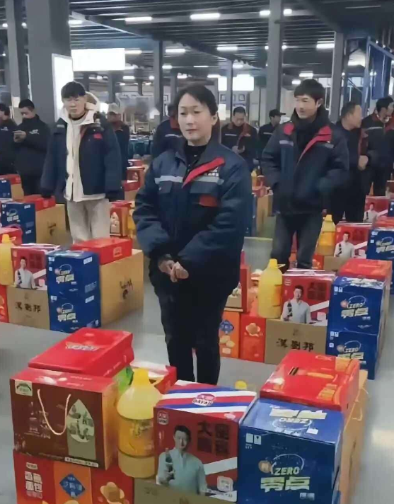 单位发这么多东西，他们怎么不笑呢？