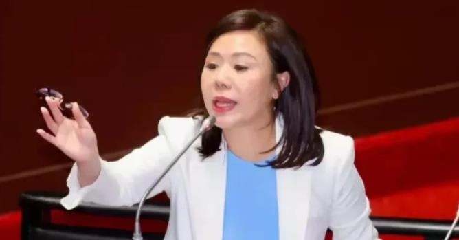 国民党立委李彦秀今天对民进党团总召柯建铭扬言要罢免韩国瑜以及国民党全部区域立委讽