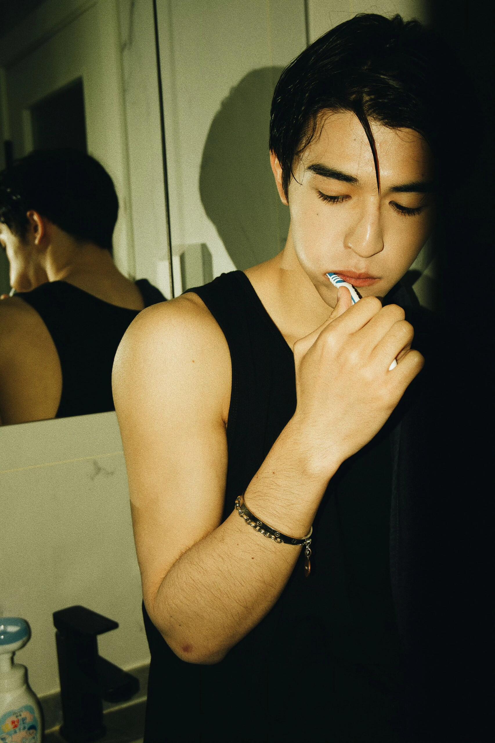 怎么有人刷个牙都这么帅啊