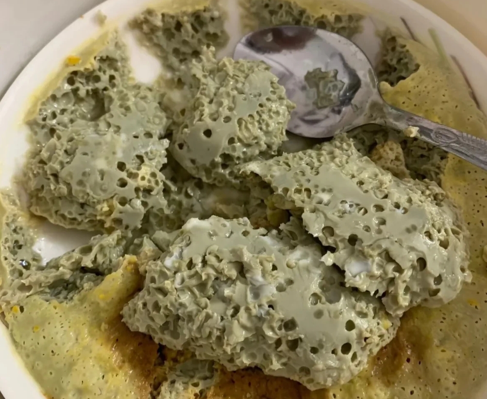 今天跟老公说想吃鸡蛋羹，他说让妈妈帮忙做了端过来，我心里正期待呢！

大概过了二