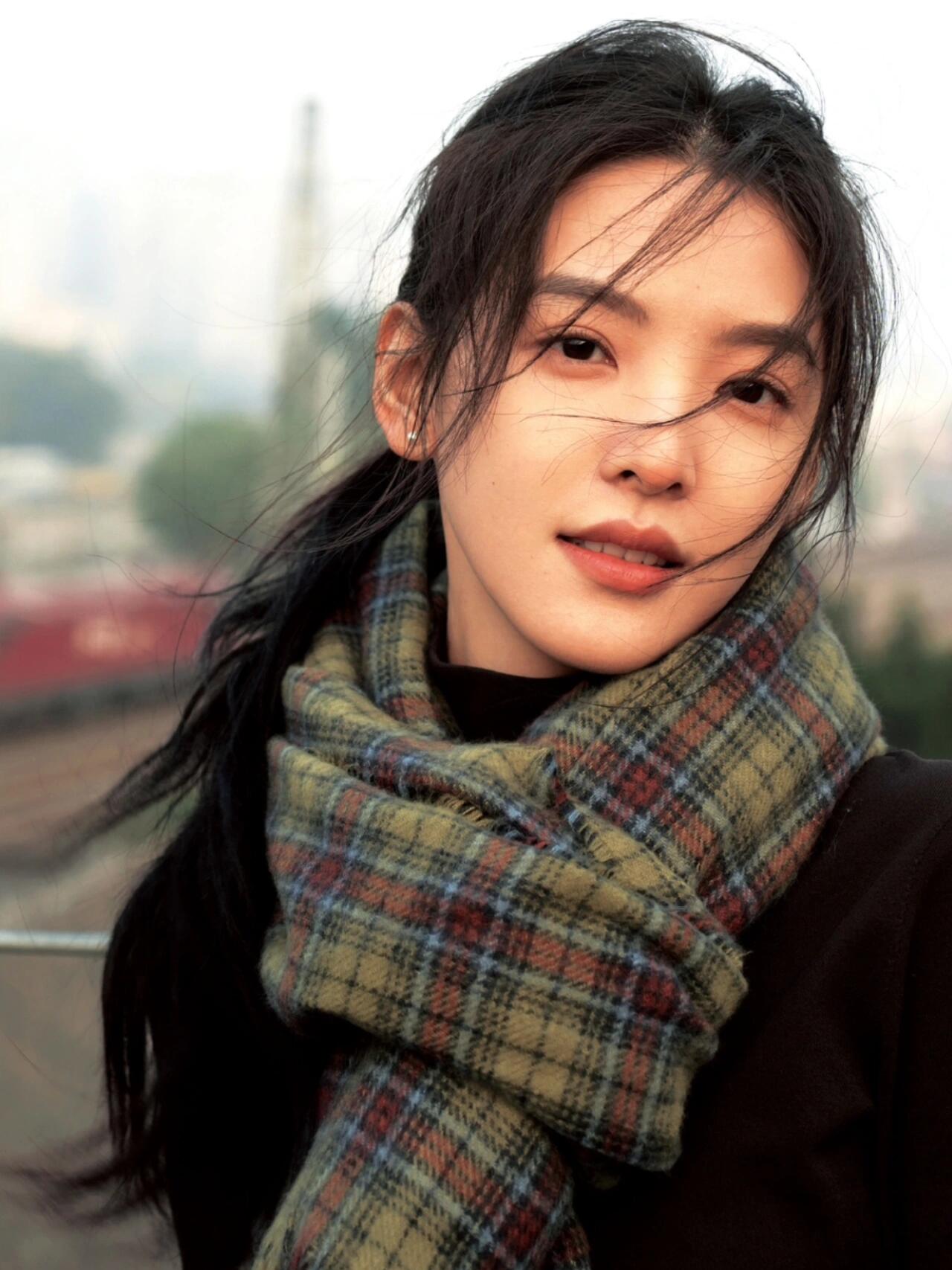 厚围巾配低马尾