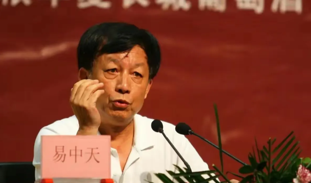 有人说，
在武大，易中天就是武大，
在厦大，易中天就是武二。
在武汉大学十多年，