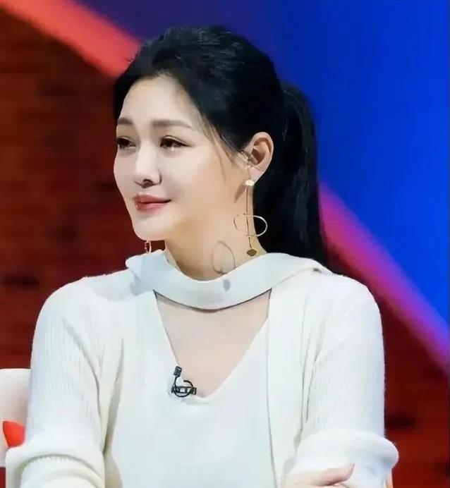 这脸真是打得啪啪啪的响呀，看看大S发的小作文，再看看她做的小动作，真的是嘴里一套