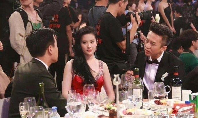 刘亦菲：要不我起身，你俩慢慢聊 [左捂脸]