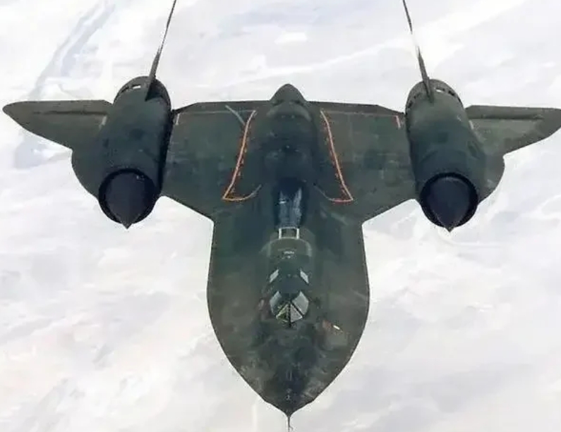 Sr-71黑鸟侦察机平均速度2马赫，最大速度3马赫，你看的见我，却追不上我。
