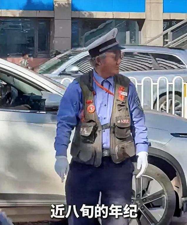 看哭了！昆明，8旬“怪老头”每天穿假制服指挥交通，遇到不守交规的人张口就骂！然而