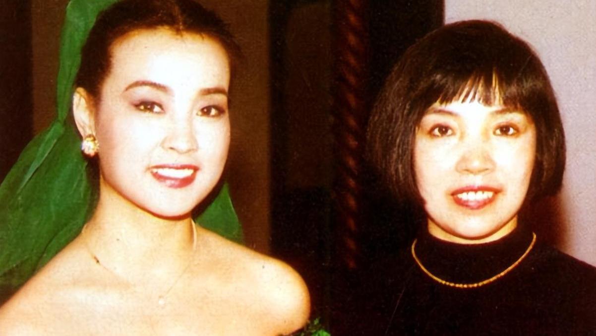 刘晓庆含泪控诉亲妹背叛，扶持全家却被反咬一口，豪门恩怨真相曝光