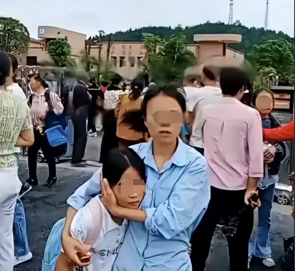江西贵溪小学持刀伤人案引发社会关注与反思
江西贵溪一小学发生持刀伤人案，一女女子