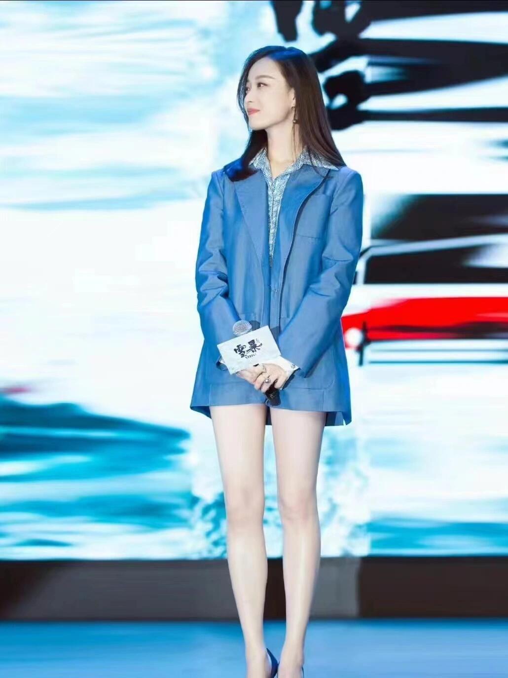 倪妮完美长腿抢镜