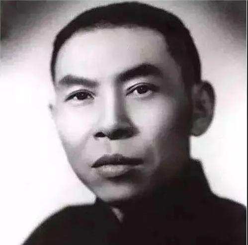 1929年，范绍增来到上海，受到杜月笙热情接待，两人还换了帖子结为异姓兄弟。杜月