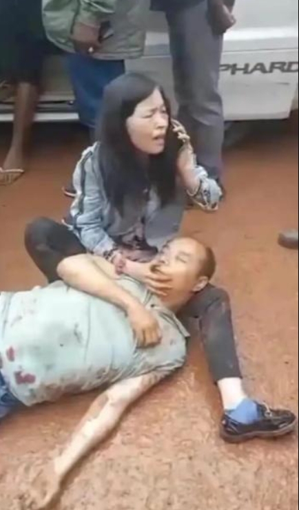 中国夫妻在非州刚果金，开丰田酷路泽自驾突遭歹徒打劫，尽管他们明智的选择了交出财物