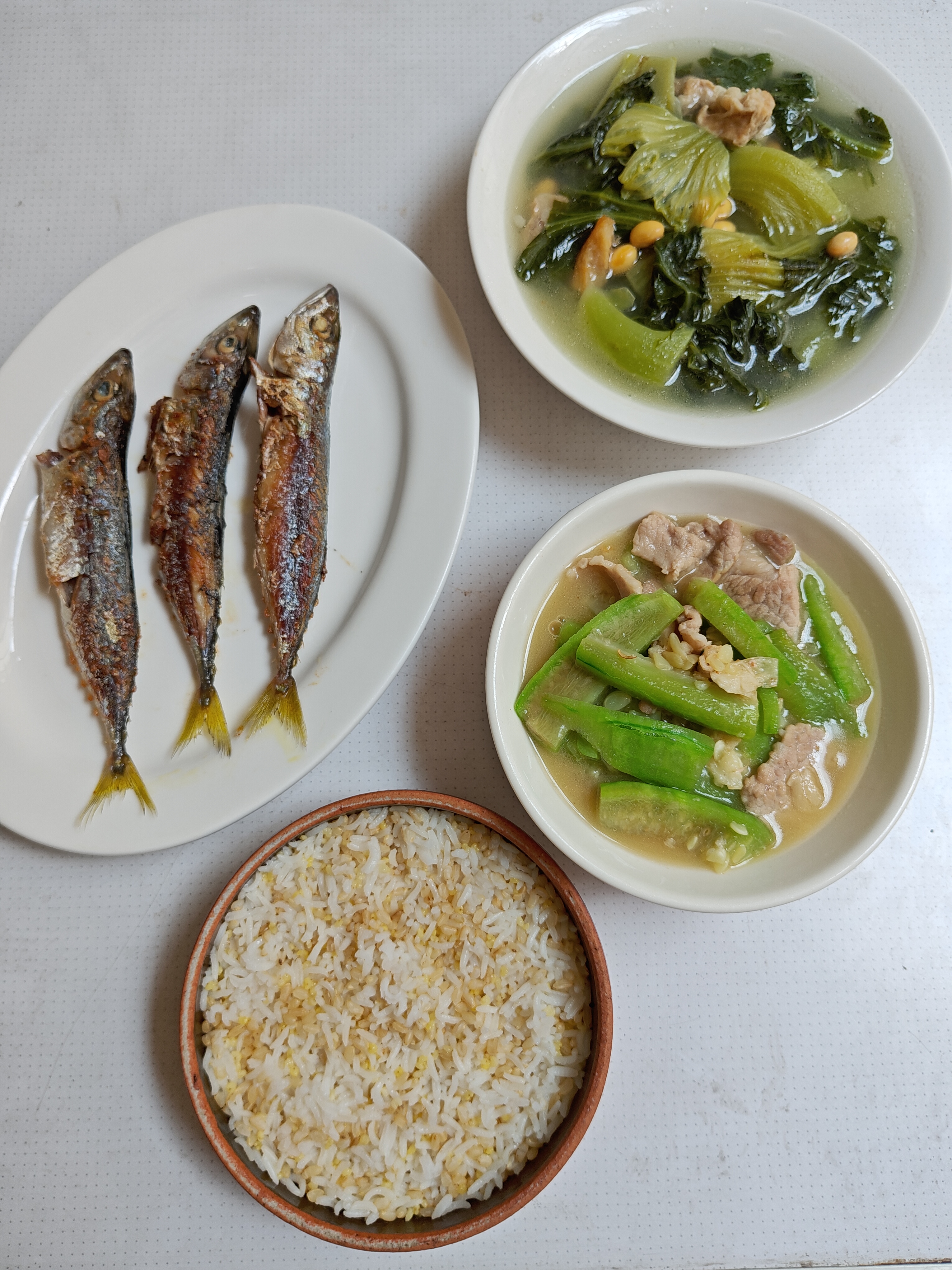 午餐，干煎花仙鱼（日本鲐），肉片炒水瓜，芥菜汤。鱼煎出来很干身，吃起来一阵甘香，