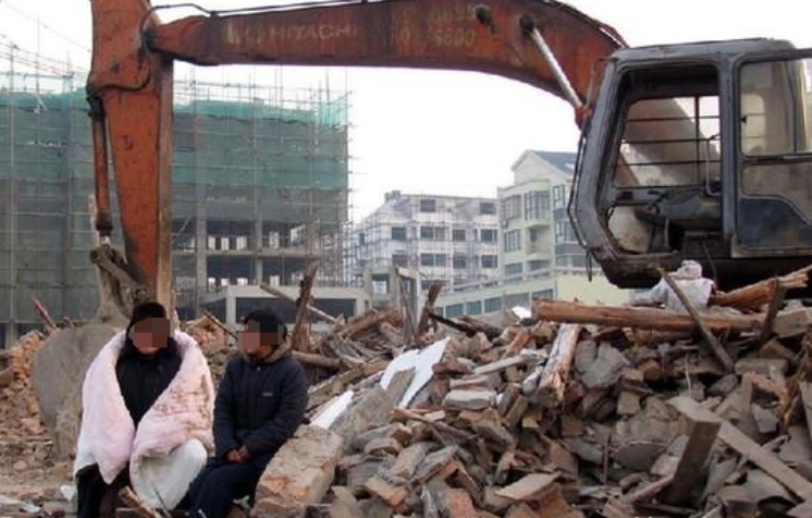 广东广州，一男子93年买了一大块宅基地，花费100万元建2000平米的三层楼。3