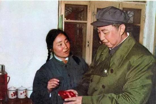 1977年华国锋视察大庆油田珍贵老照片，在视察大庆采油4部时，女采油工把精心绣制