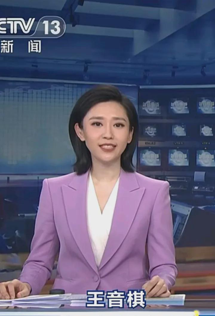  
 
 
新闻联播主持人王音棋一亮相就让人移不开眼。端庄大方的气质配上清新脱俗