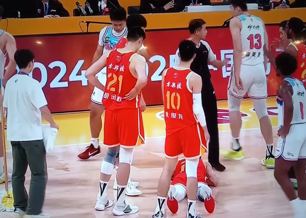 打不了硬仗的新疆队，就是在决赛，也难免再被剃光头

1，上赛季新疆队看似很冲，进