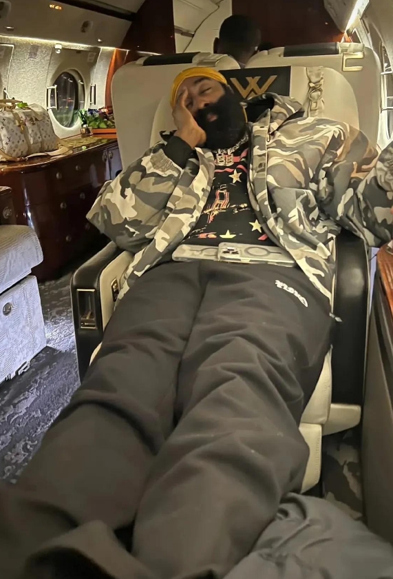哈登刚从全明星赛的喧嚣中走出来，坐在私人飞机的座椅上，闭上眼睛，终于有了一丝喘息