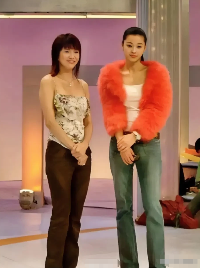 左边是郑裕玲，右边是全智贤，你喜欢哪个？
全智贤的牛仔裤20年前非常的流行#港台