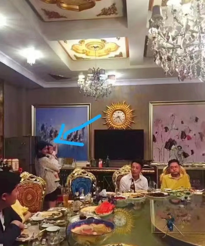 之前都在讨伐大s刷汪小菲的卡却没有给孩子买一件东西，
如今回看发现只要大s和孩子