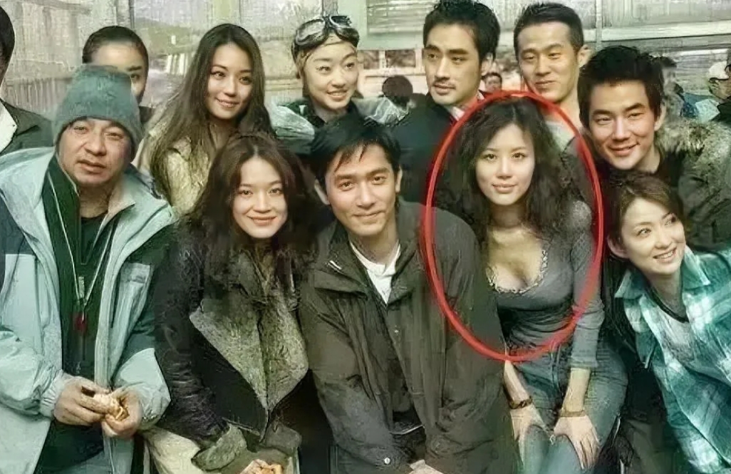 这个漂亮的女明星是谁呀？
大家都穿的羽绒服，裹得严严实实的，她不冷吗？
和她站一