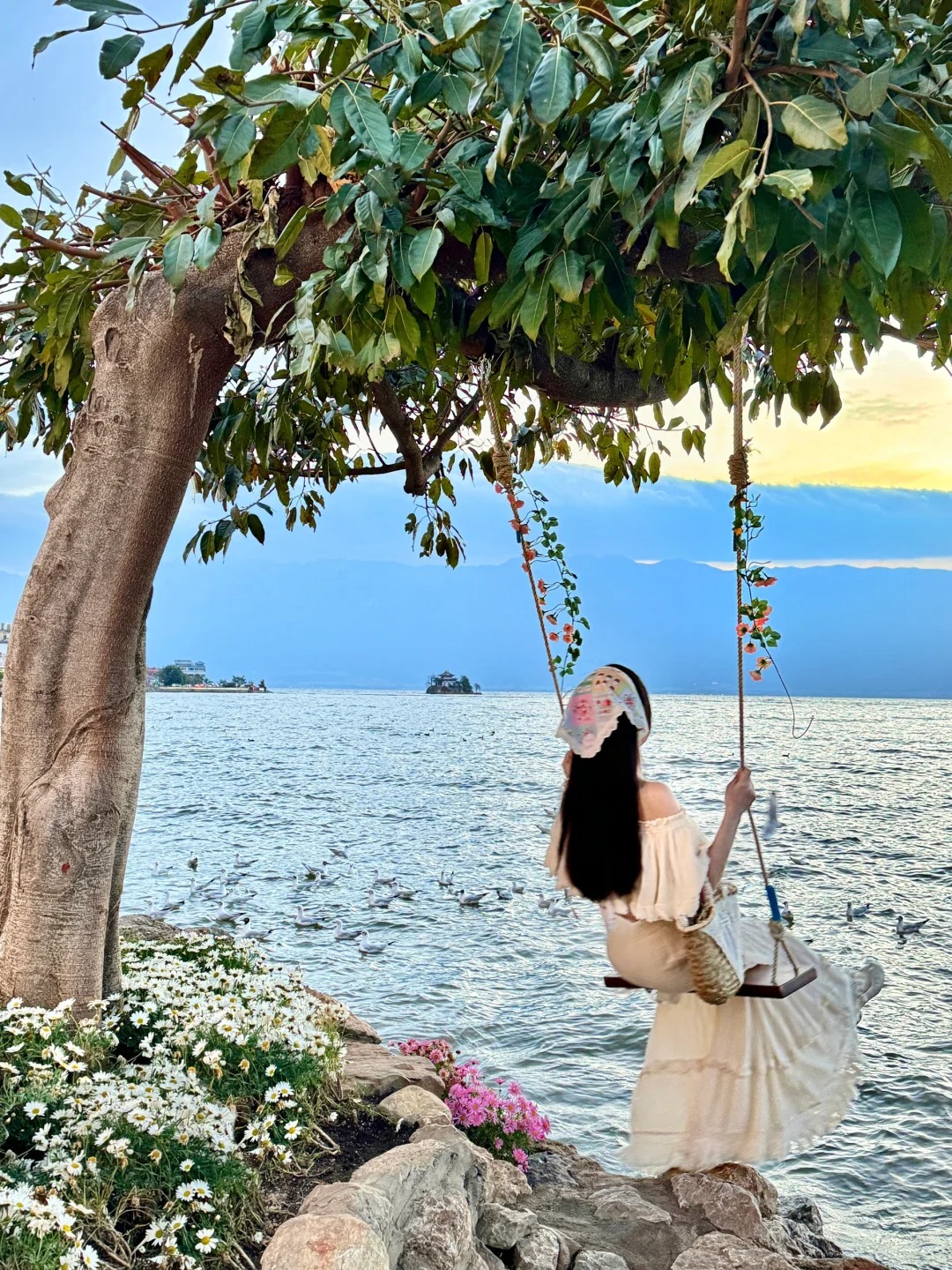 在大理拍到了人生照片🌊🧺💐
这次旅行最爱的一张图片
老公骑电动🛵来回几十