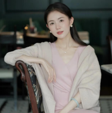 丈夫发现妻子和领导睡觉，他找到领导的妻子，花言巧语的终于得到了领导妻子的喜欢，并